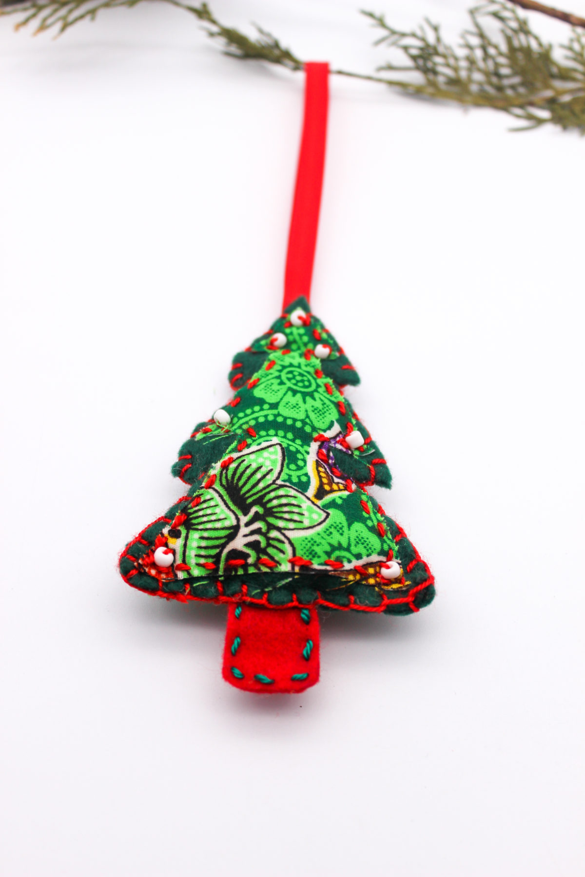 christmas-tree-decoration-beads